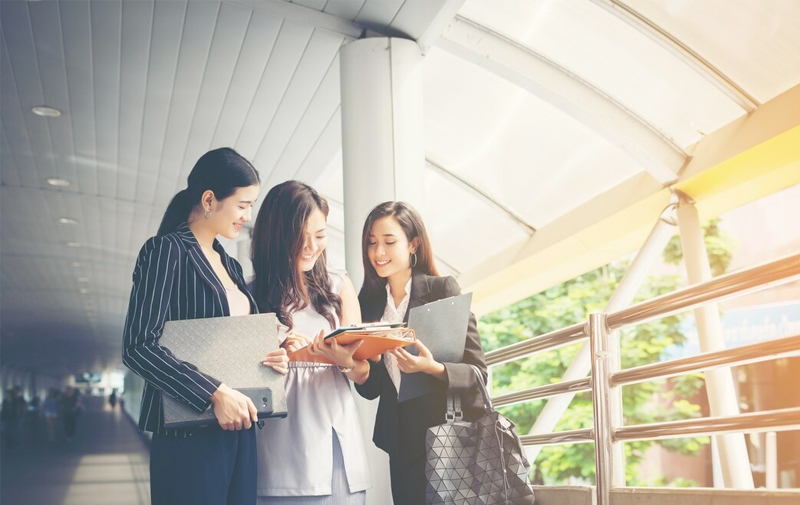 人才是企業(yè)核心競爭力的重要組成部分，集團致力于為員工提供優(yōu)越的職業(yè)發(fā)展通道，搭建一個充滿活力、公平競爭的工作平臺。